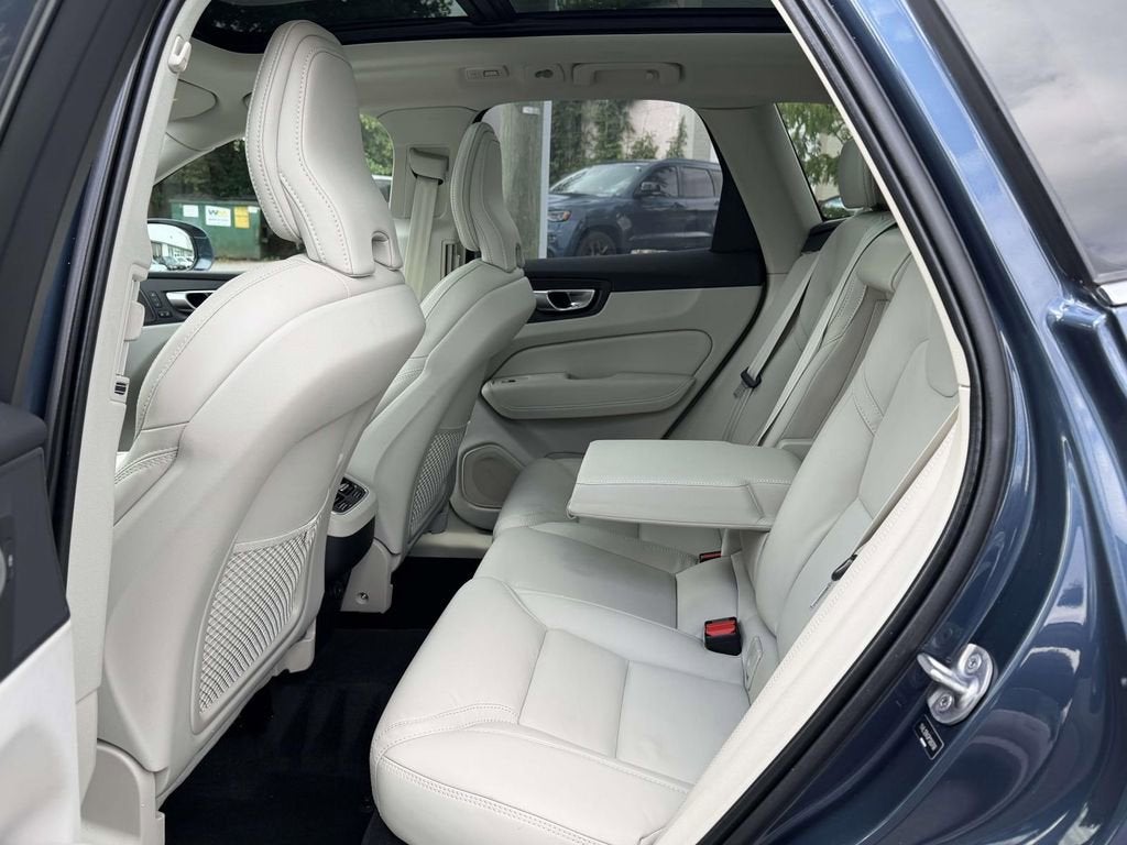 2023 Volvo XC60 B5 Ultimate Bright Theme