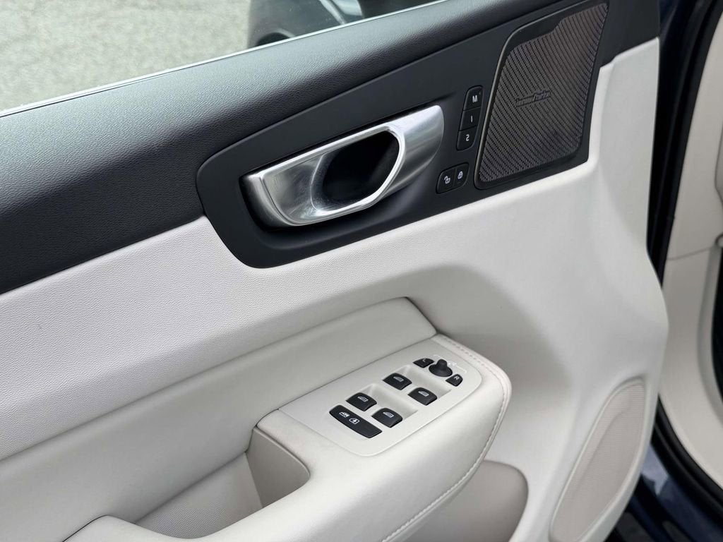 2023 Volvo XC60 B5 Ultimate Bright Theme