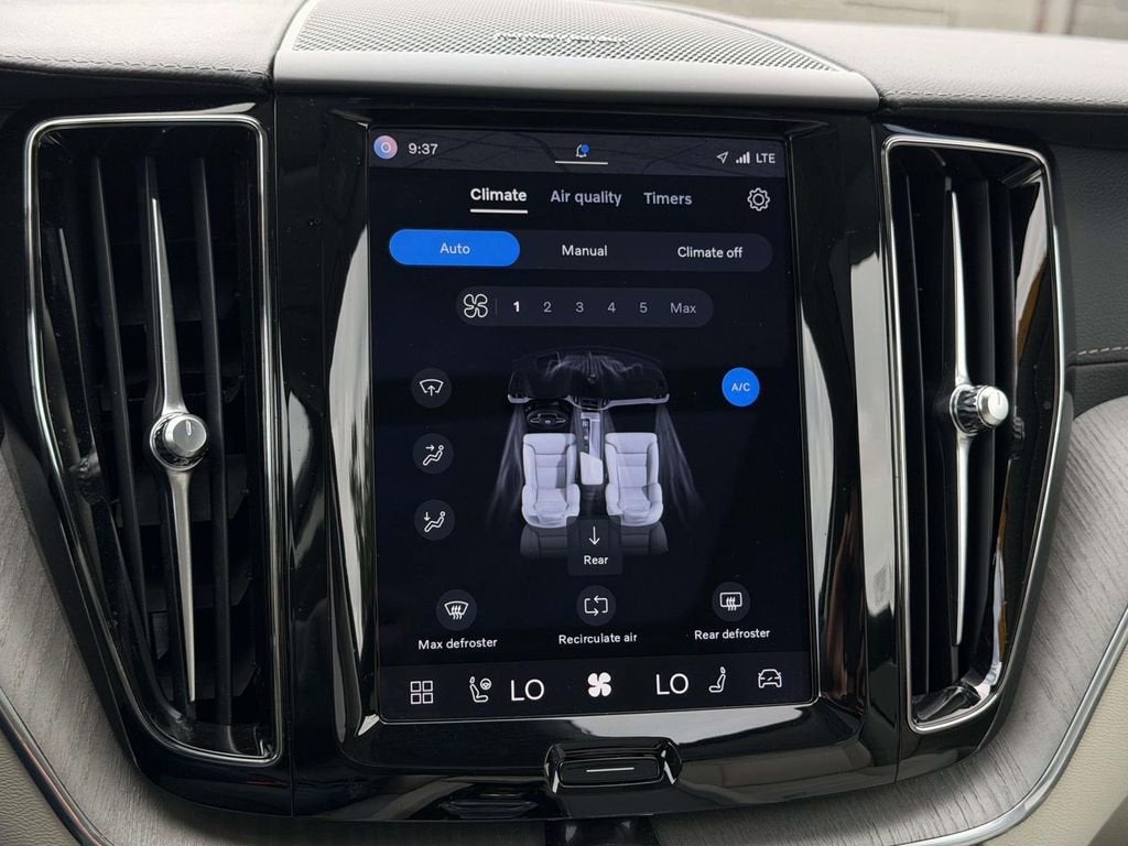 2023 Volvo XC60 B5 Ultimate Bright Theme