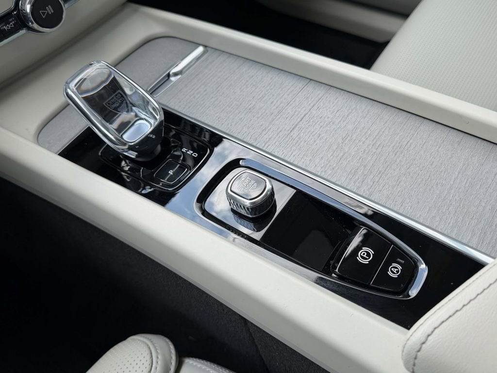 2023 Volvo XC60 B5 Ultimate Bright Theme