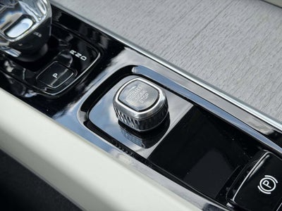 2023 Volvo XC60 B5 Ultimate Bright Theme