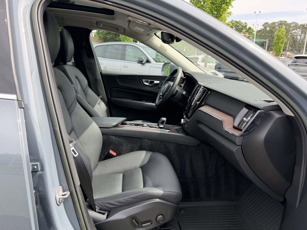2023 Volvo XC60 B5 Plus Bright Theme