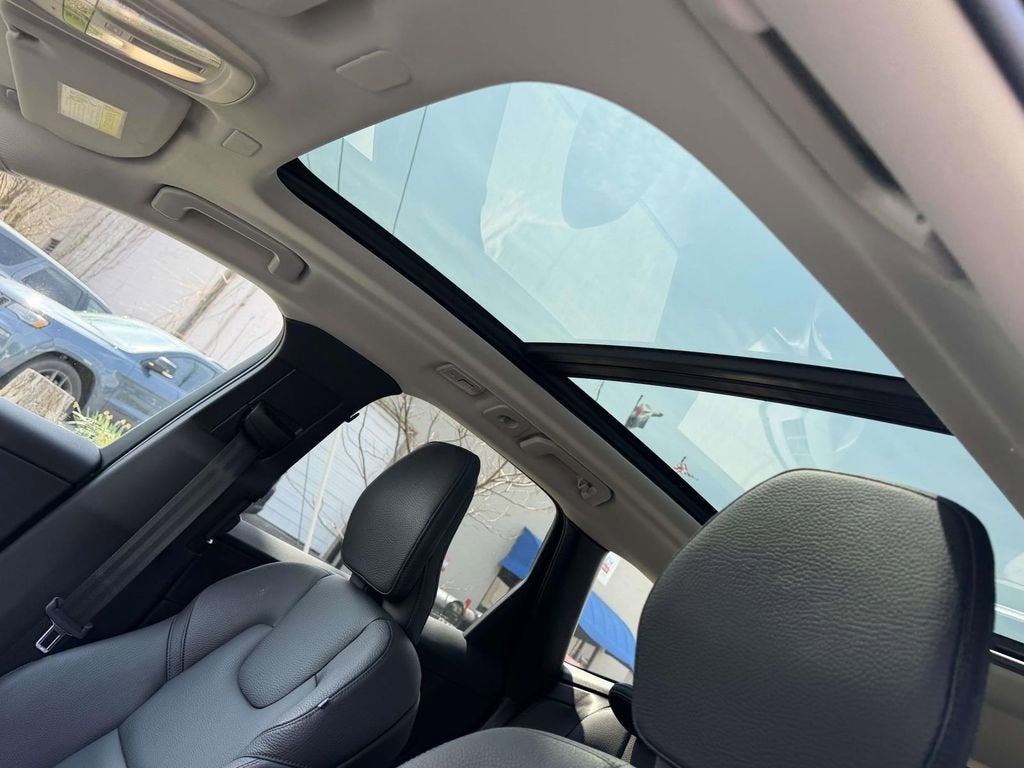 2024 Volvo XC60 B5 Plus Dark Theme