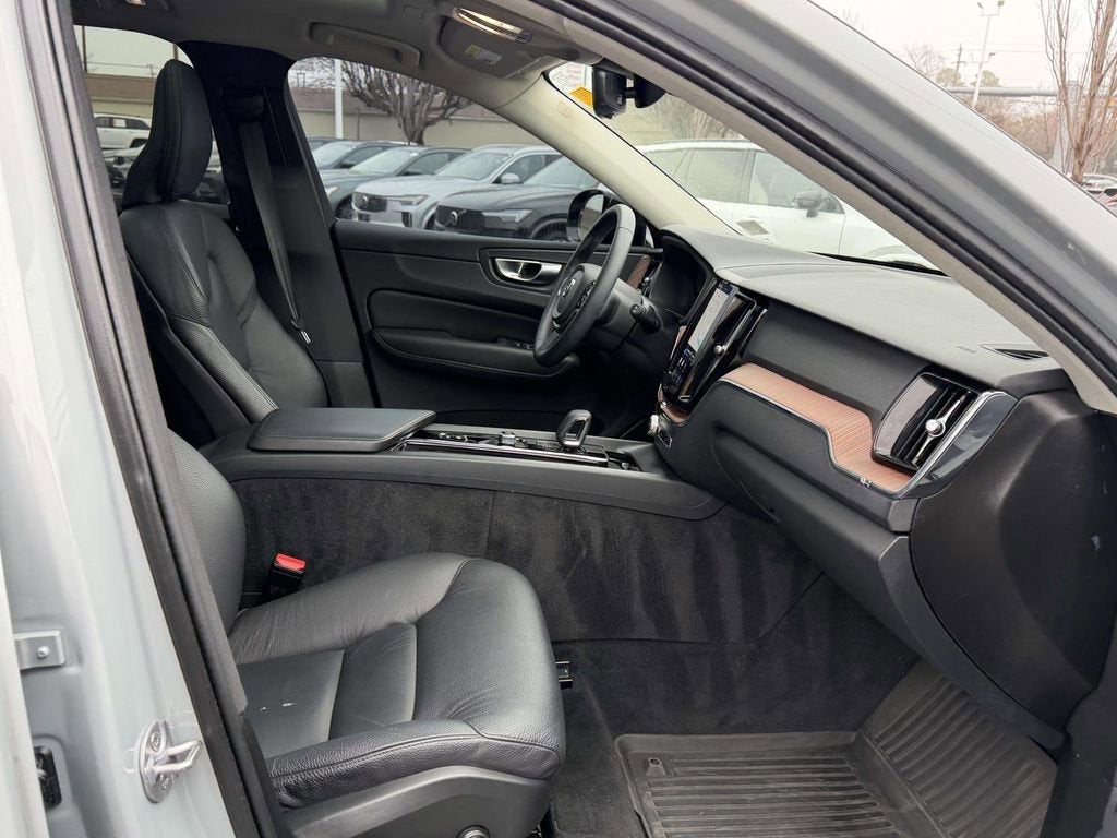 2024 Volvo XC60 B5 Plus Dark Theme