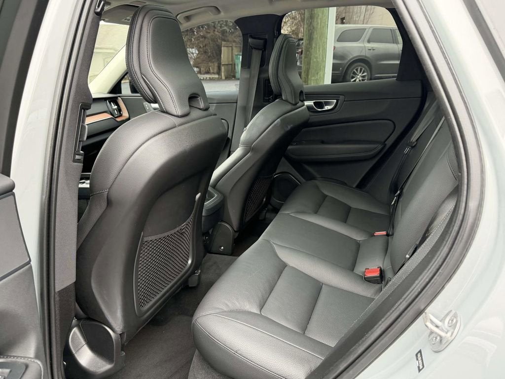 2024 Volvo XC60 B5 Plus Dark Theme