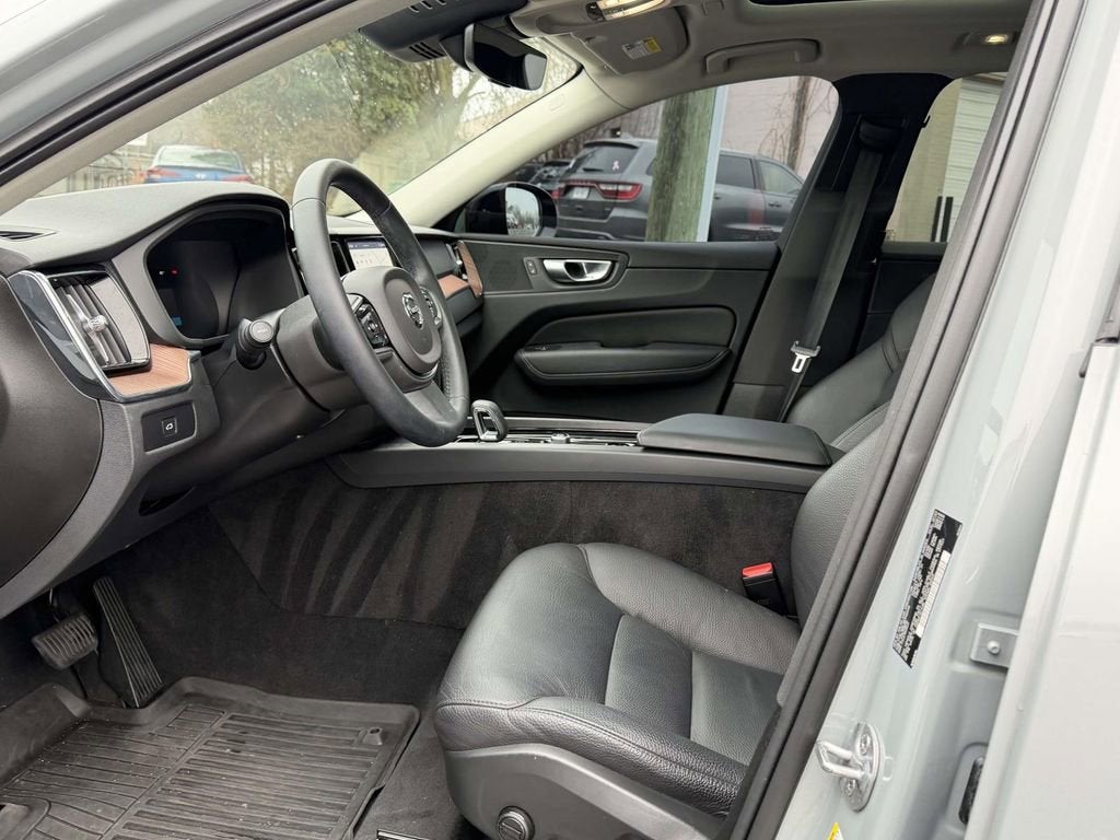 2024 Volvo XC60 B5 Plus Dark Theme