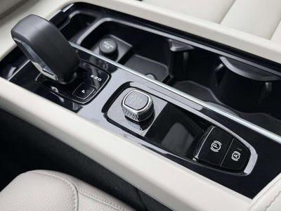 2023 Volvo XC60 B5 Plus Dark Theme