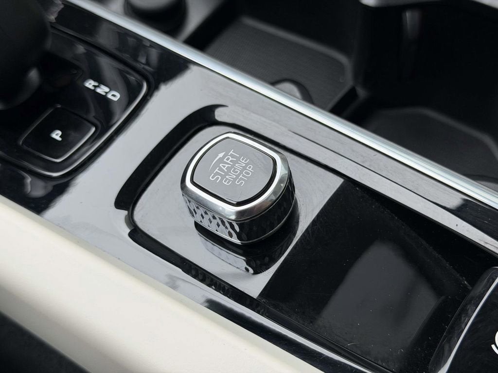 2023 Volvo XC60 B5 Plus Dark Theme
