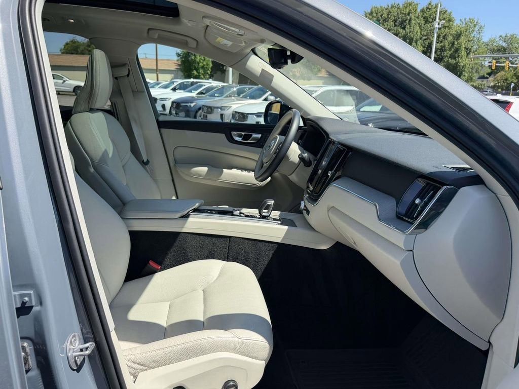 2024 Volvo XC60 B5 Plus Dark Theme
