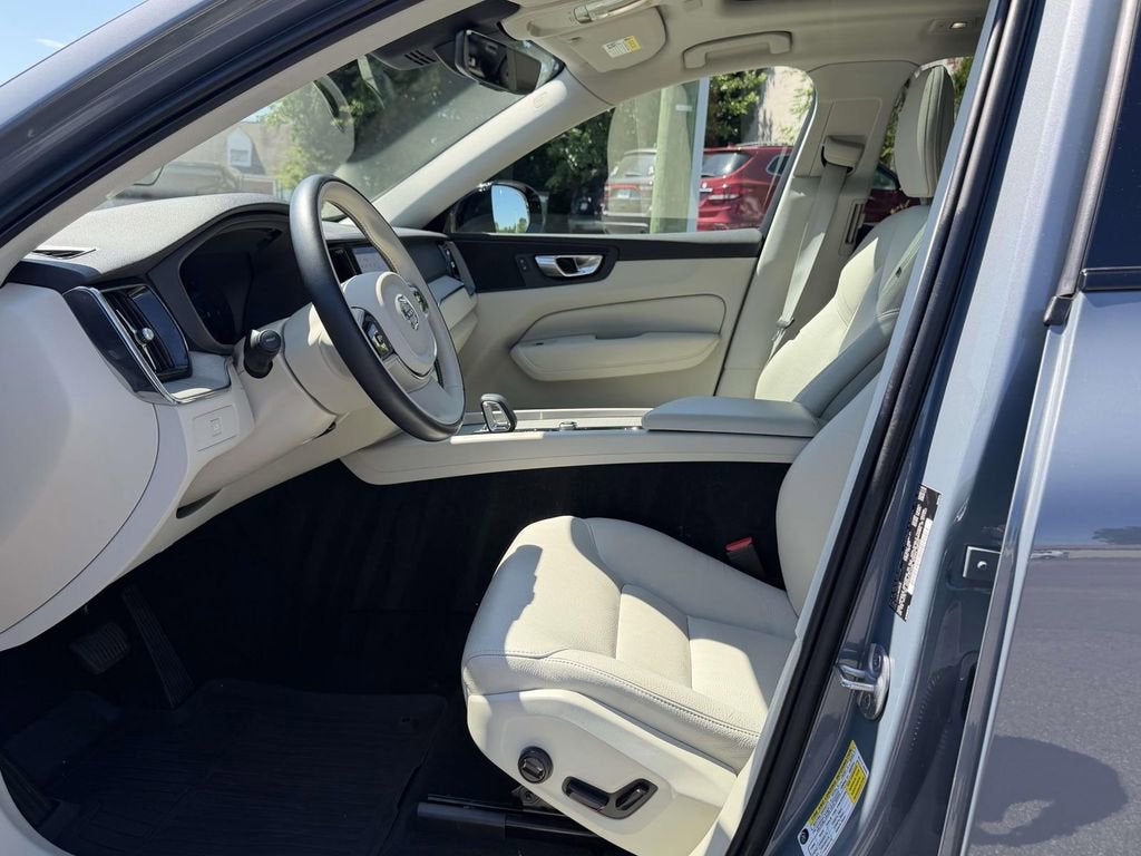 2024 Volvo XC60 B5 Plus Dark Theme