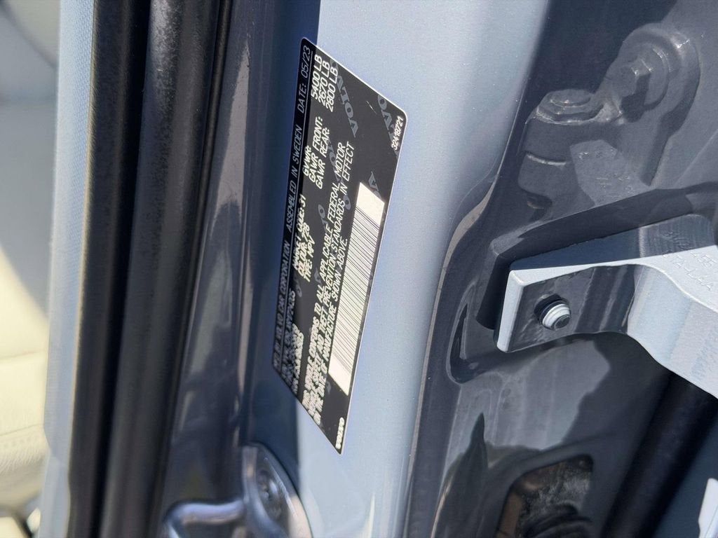 2024 Volvo XC60 B5 Plus Dark Theme