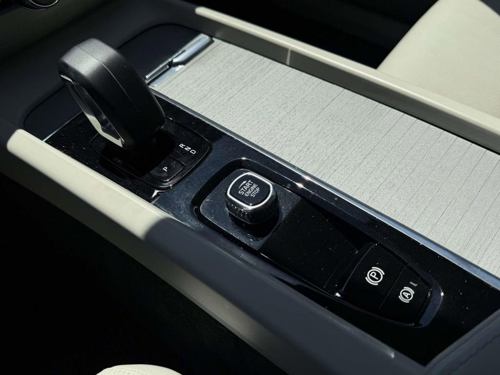 2024 Volvo XC60 B5 Plus Dark Theme