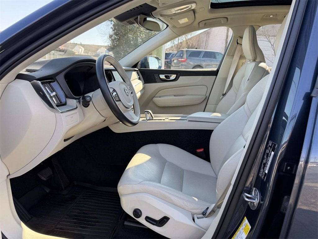 2023 Volvo XC60 B5 Plus Bright Theme