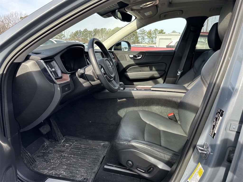 2023 Volvo XC60 B5 Plus Dark Theme