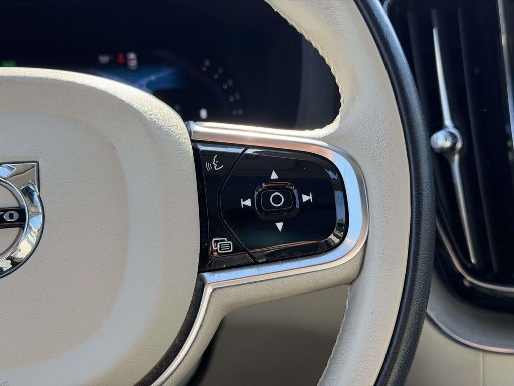 2023 Volvo XC60 B5 Plus Dark Theme