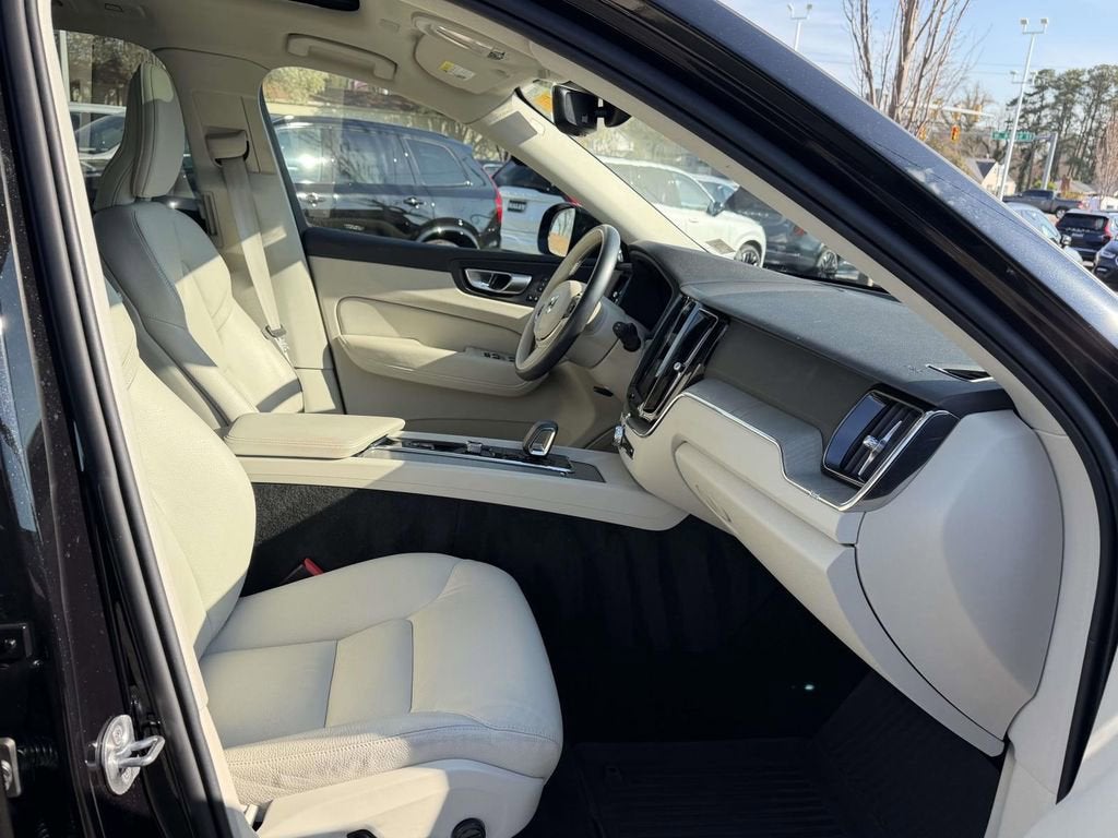 2023 Volvo XC60 B5 Plus Dark Theme