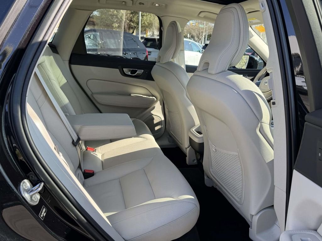 2023 Volvo XC60 B5 Plus Dark Theme