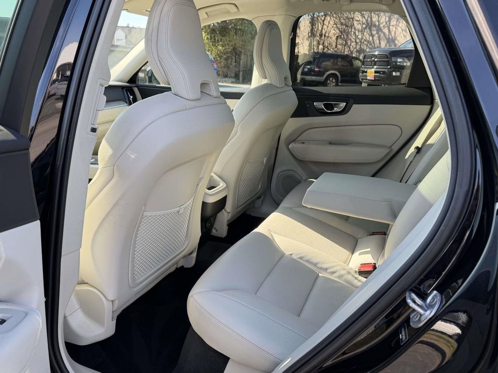 2023 Volvo XC60 B5 Plus Dark Theme