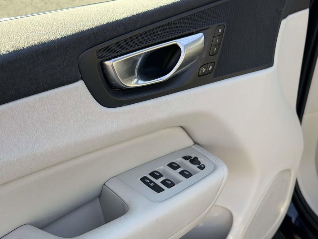 2023 Volvo XC60 B5 Plus Dark Theme