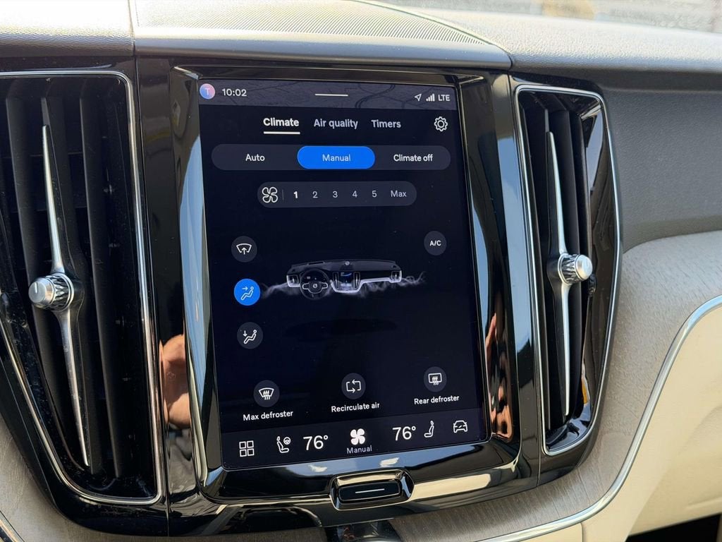 2023 Volvo XC60 B5 Plus Dark Theme