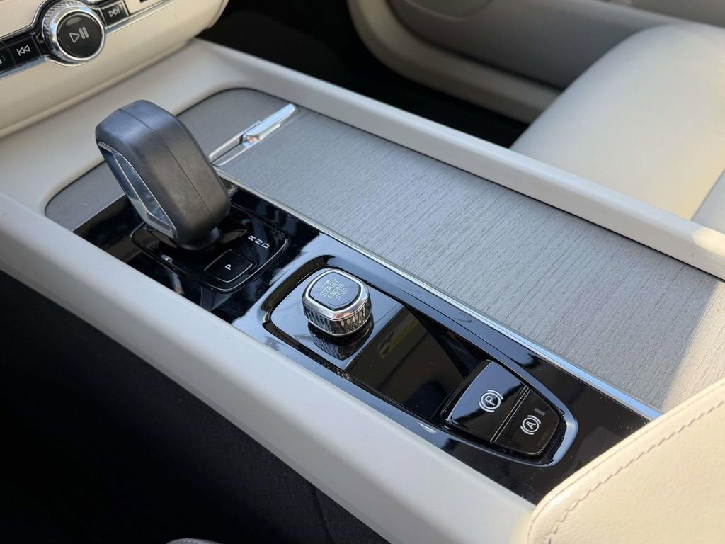 2023 Volvo XC60 B5 Plus Dark Theme