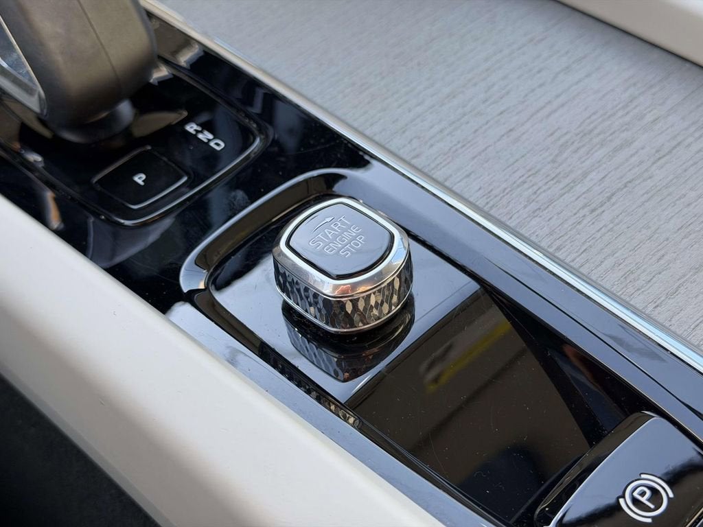 2023 Volvo XC60 B5 Plus Dark Theme