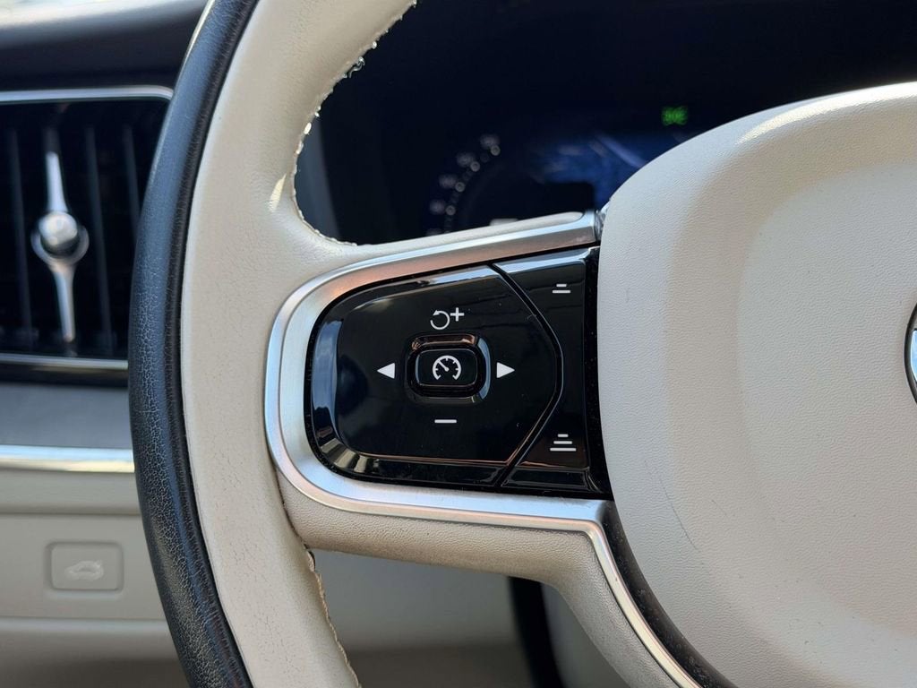 2023 Volvo XC60 B5 Plus Dark Theme