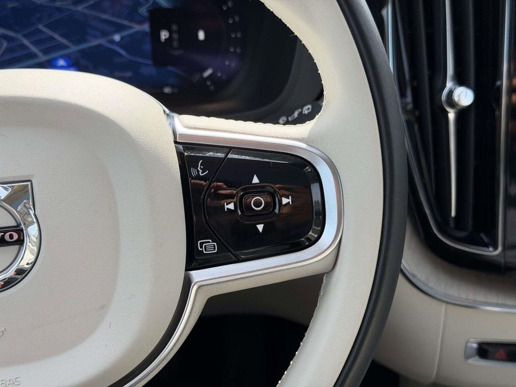 2023 Volvo XC60 B5 Plus Dark Theme