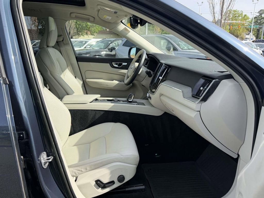 2023 Volvo XC60 B5 Plus Dark Theme