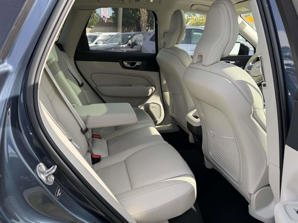 2023 Volvo XC60 B5 Plus Dark Theme