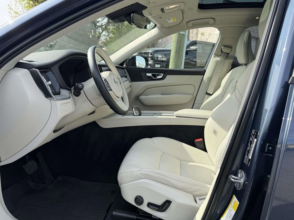 2023 Volvo XC60 B5 Plus Dark Theme