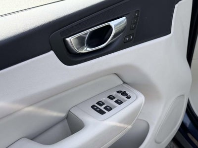 2023 Volvo XC60 B5 Plus Dark Theme