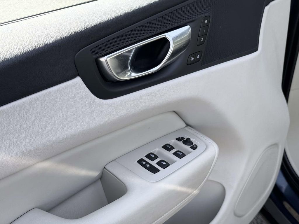 2023 Volvo XC60 B5 Plus Dark Theme