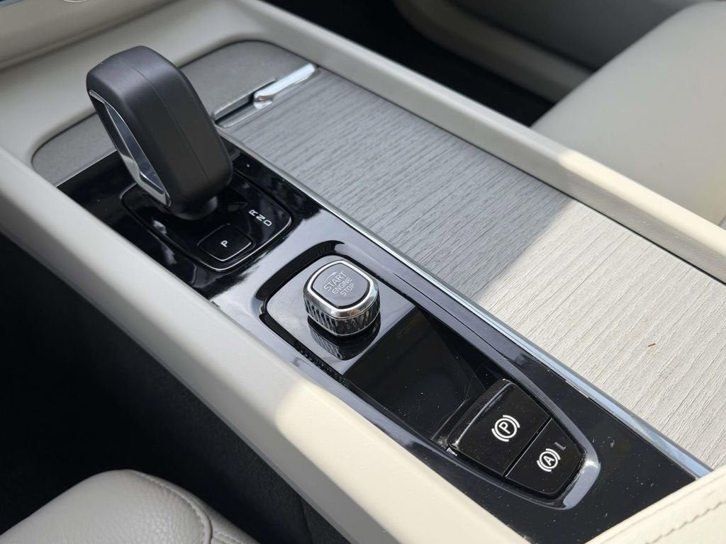 2023 Volvo XC60 B5 Plus Dark Theme