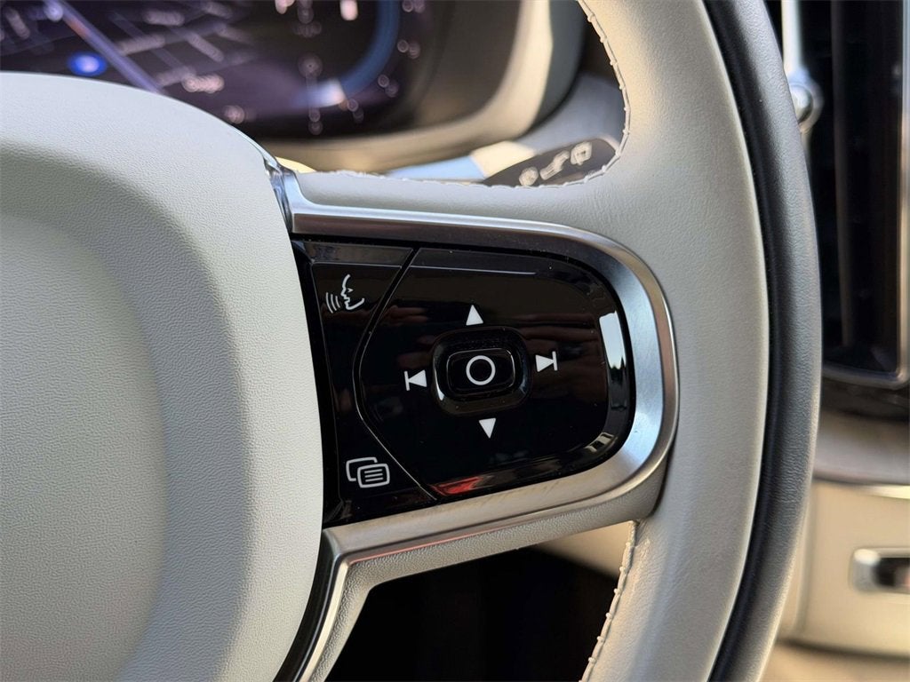 2023 Volvo XC60 B5 Plus Dark Theme