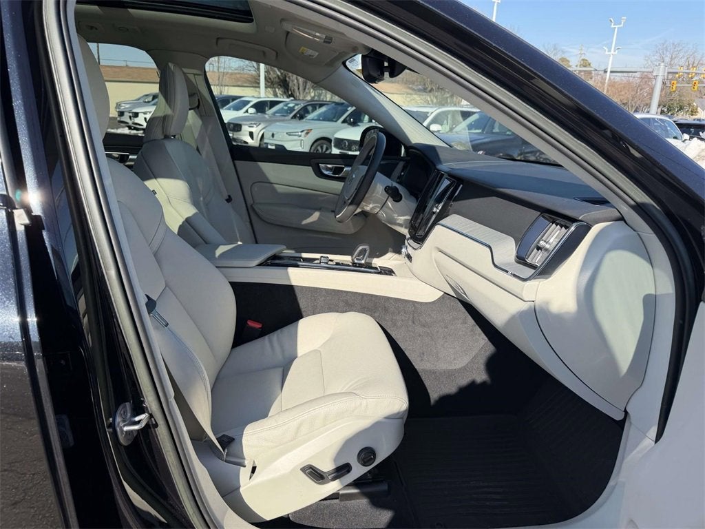 2023 Volvo XC60 B5 Plus Dark Theme