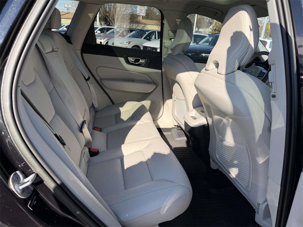 2023 Volvo XC60 B5 Plus Dark Theme