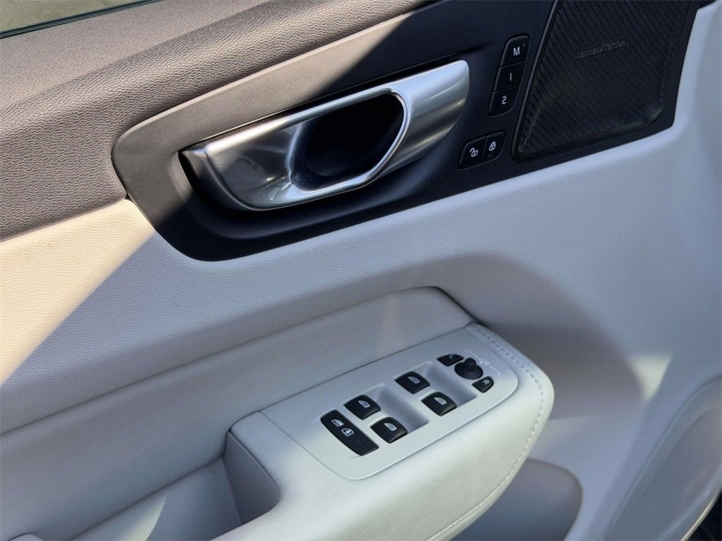 2023 Volvo XC60 B5 Plus Dark Theme