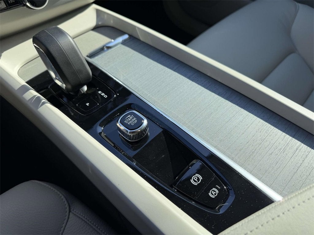 2023 Volvo XC60 B5 Plus Dark Theme