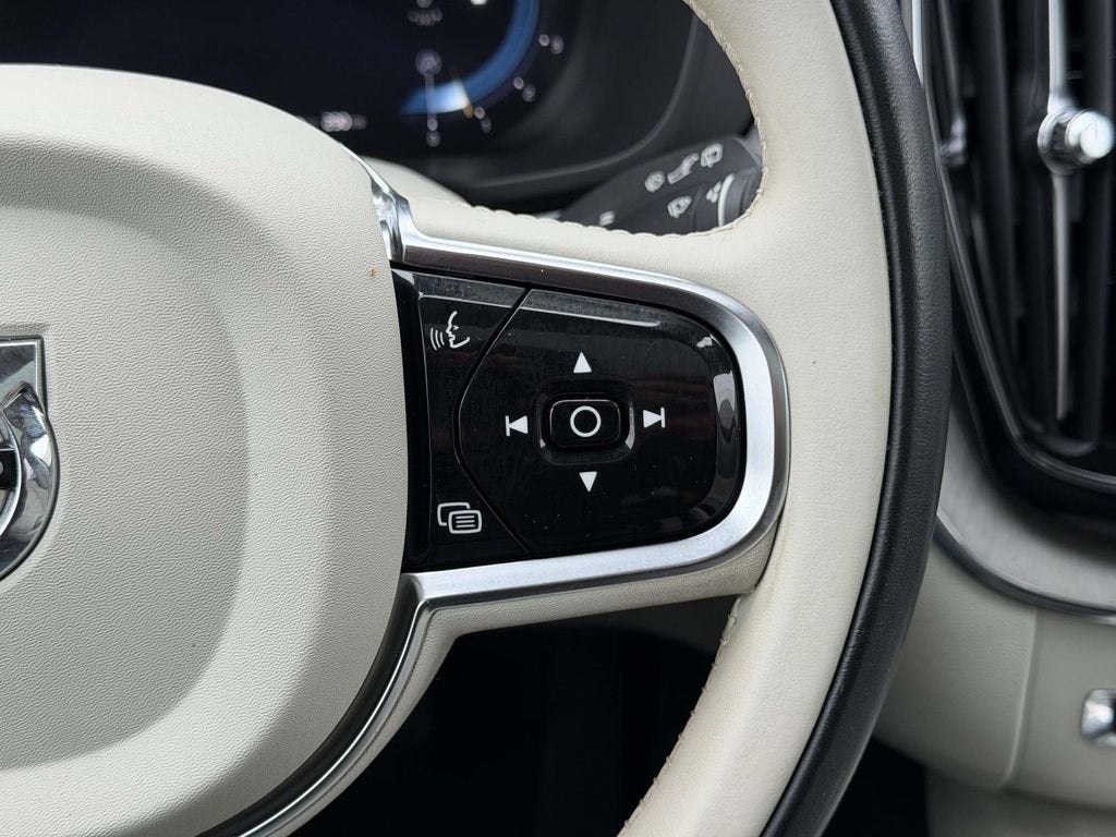 2023 Volvo XC60 B5 Plus Dark Theme