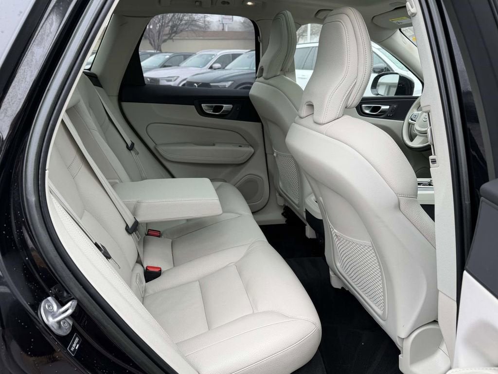 2023 Volvo XC60 B5 Plus Dark Theme