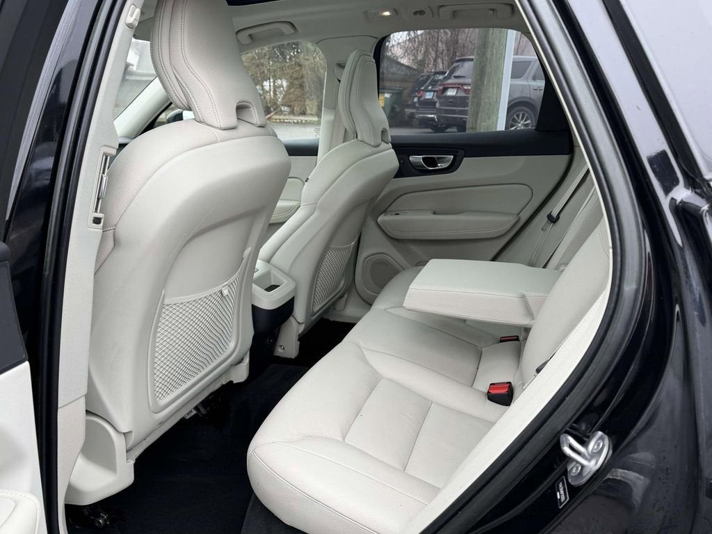 2023 Volvo XC60 B5 Plus Dark Theme