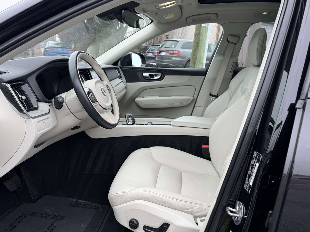 2023 Volvo XC60 B5 Plus Dark Theme