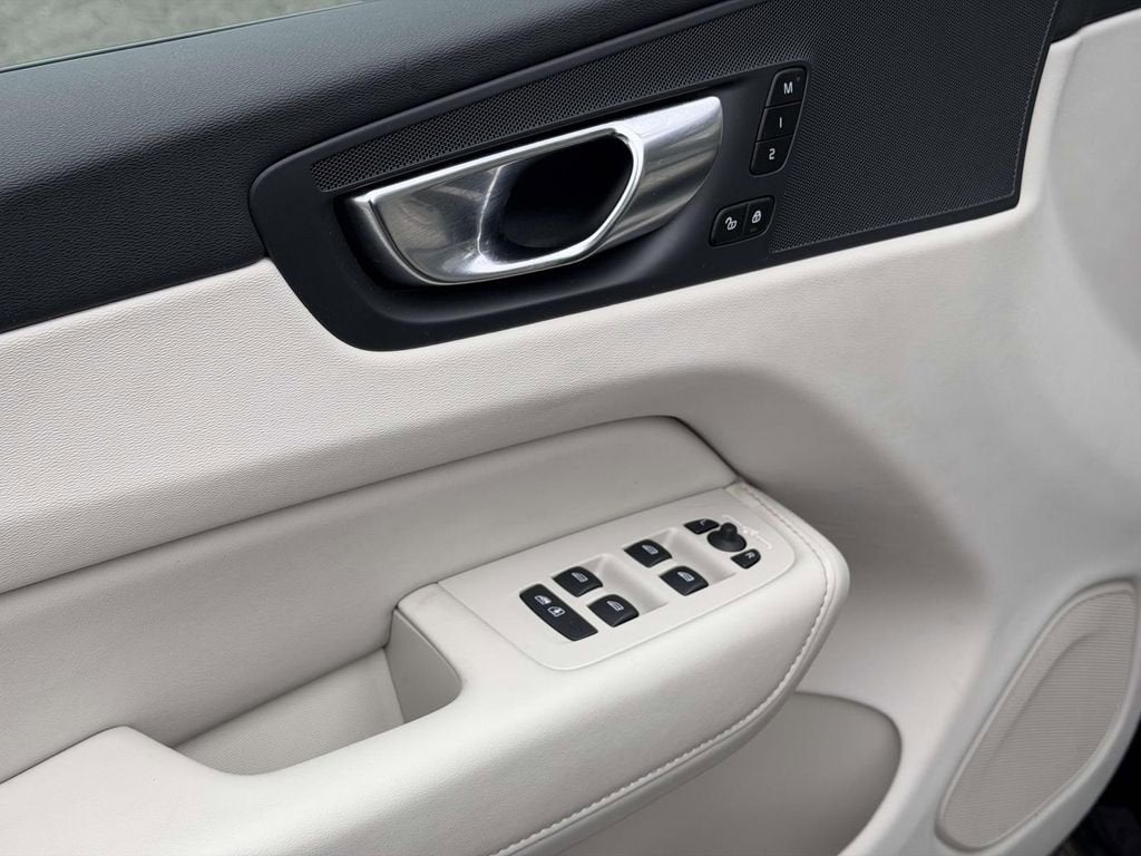 2023 Volvo XC60 B5 Plus Dark Theme