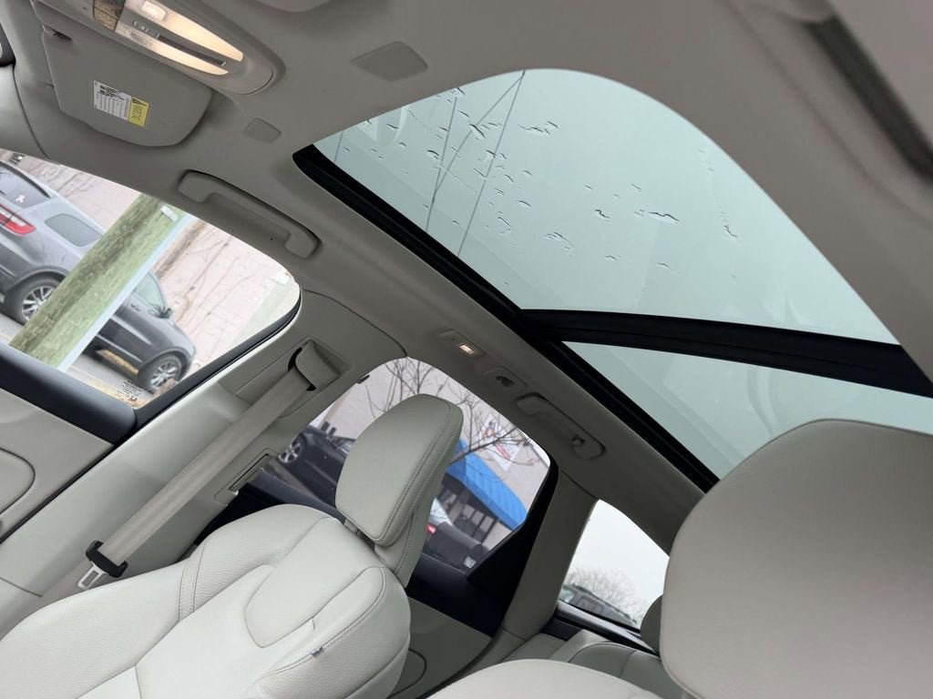 2023 Volvo XC60 B5 Plus Dark Theme