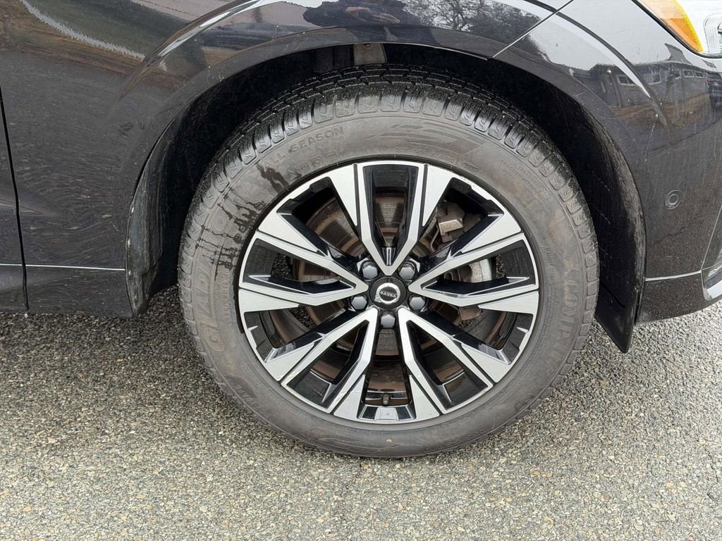 2023 Volvo XC60 B5 Plus Dark Theme