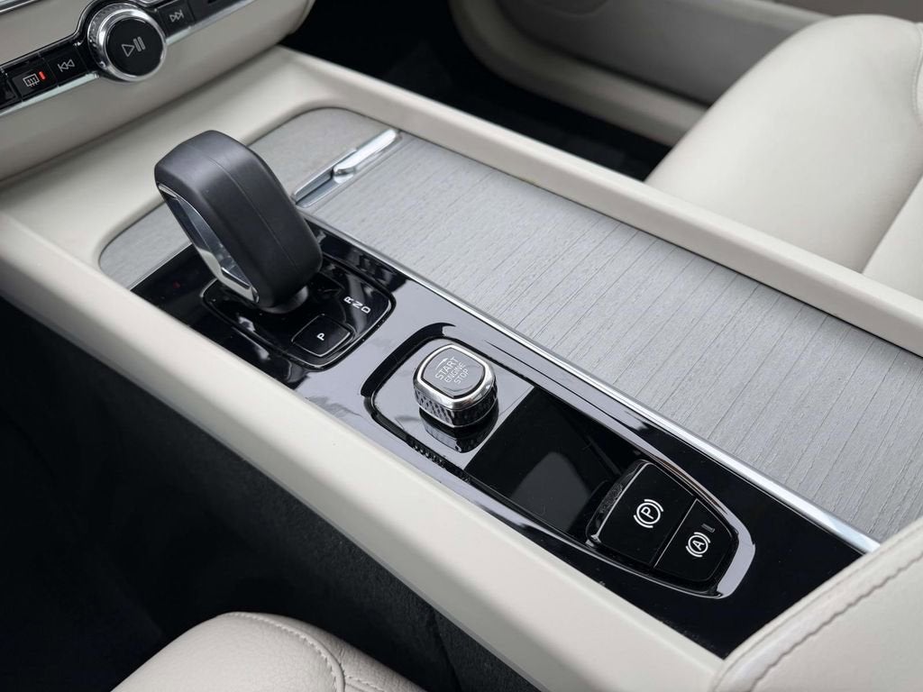 2023 Volvo XC60 B5 Plus Dark Theme