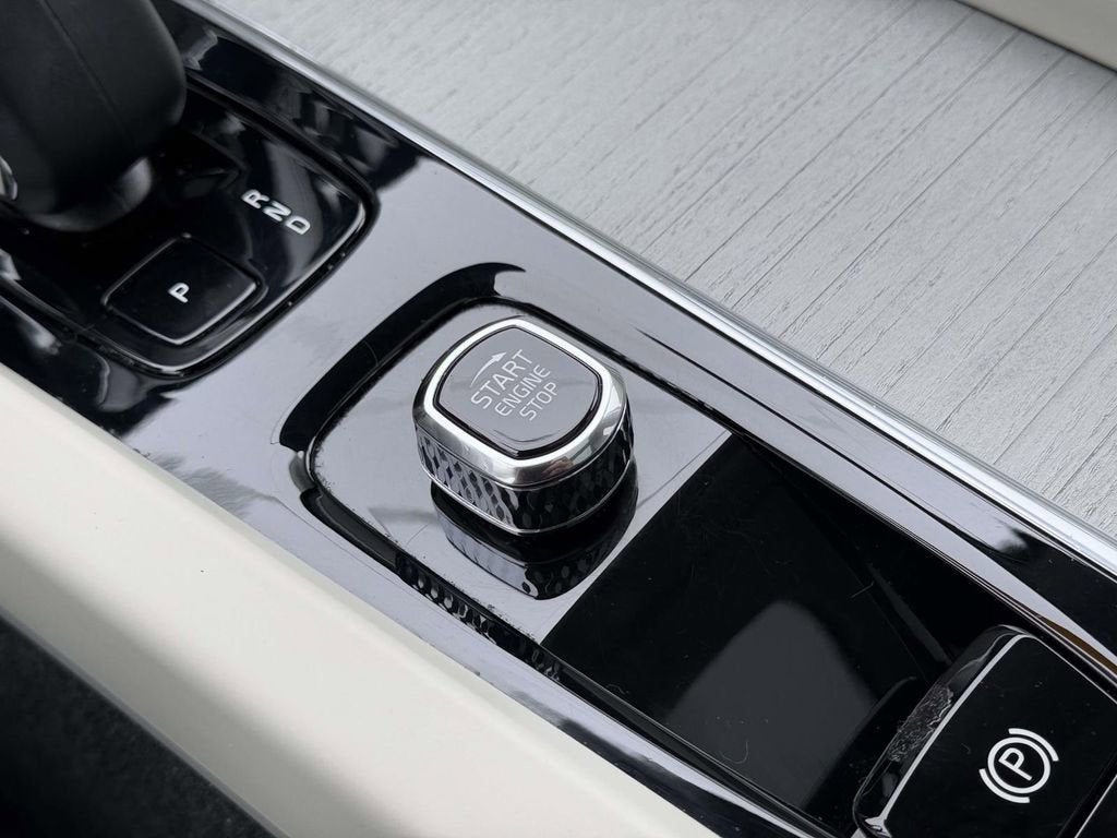 2023 Volvo XC60 B5 Plus Dark Theme