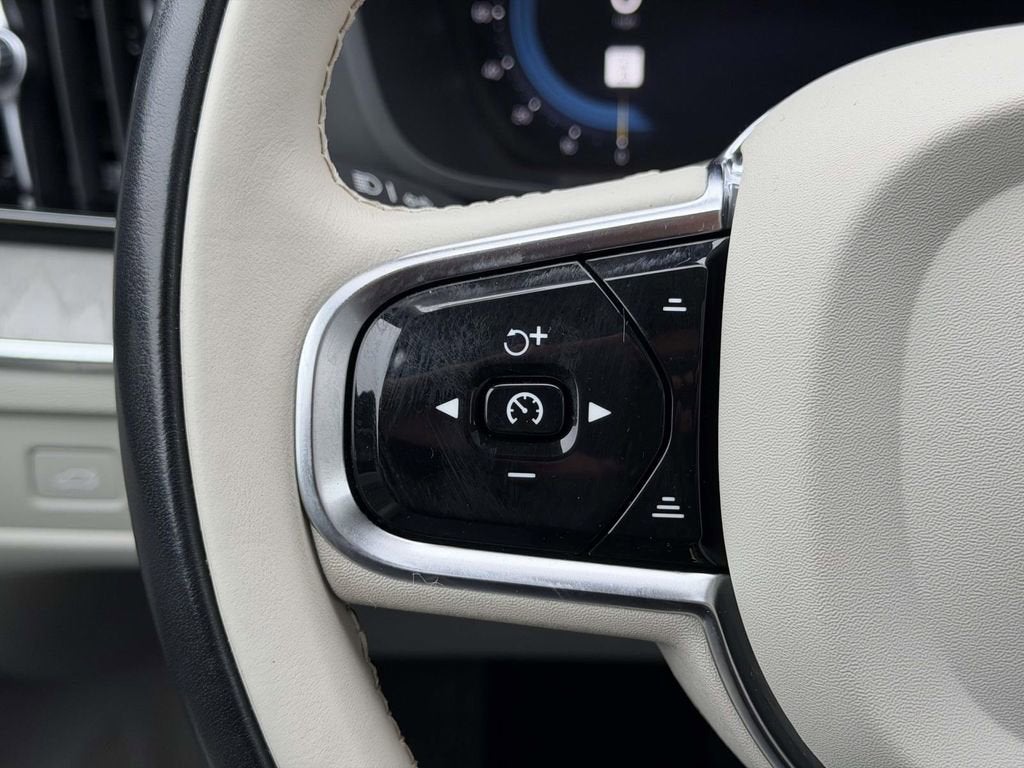 2023 Volvo XC60 B5 Plus Dark Theme