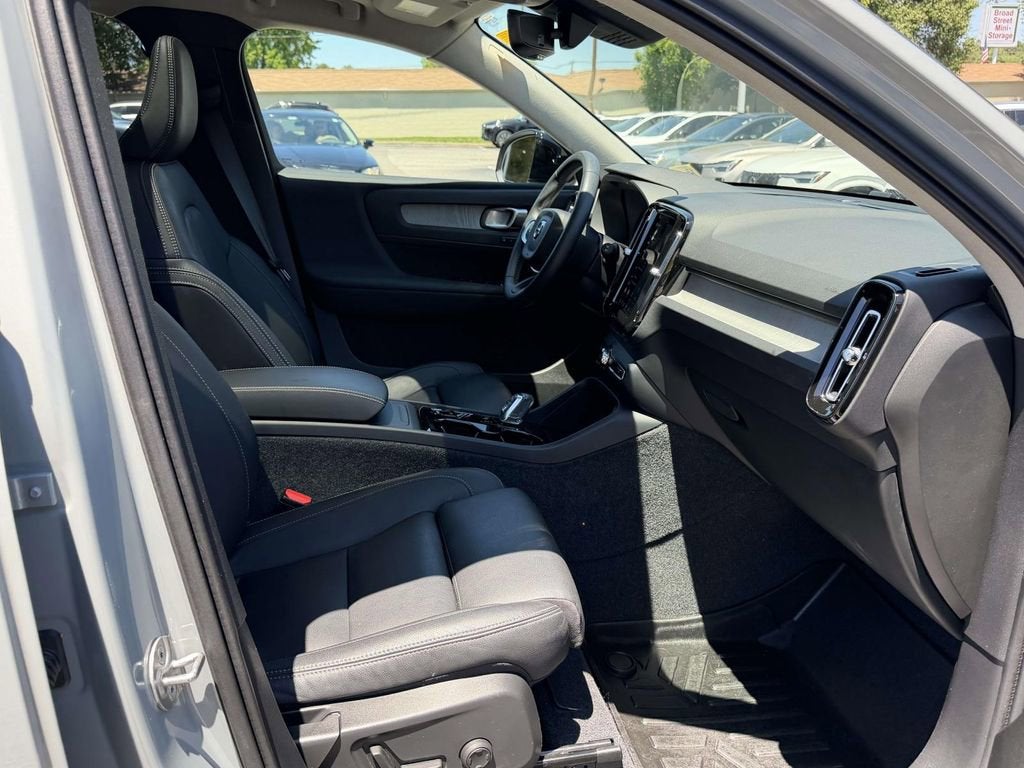 2025 Volvo XC40 B5 Plus Dark Theme